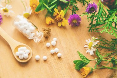 Küçük kavanozlarda Homeopati. Bitkisel özü. Seçici odaklanma. Doğa.