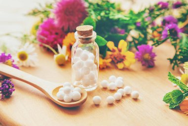 Küçük kavanozlarda Homeopati. Bitkisel özü. Seçici odaklanma. Doğa.