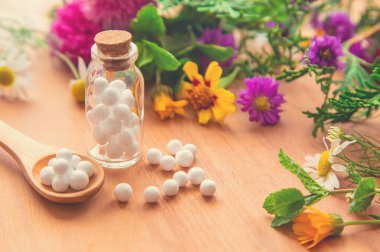 Küçük kavanozlarda Homeopati. Bitkisel özü. Seçici odaklanma. Doğa.