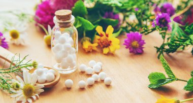 Küçük kavanozlarda Homeopati. Bitkisel özü. Seçici odaklanma. Doğa.