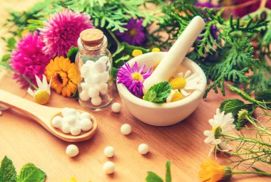 Küçük kavanozlarda Homeopati. Bitkisel özü. Seçici odaklanma. Doğa.