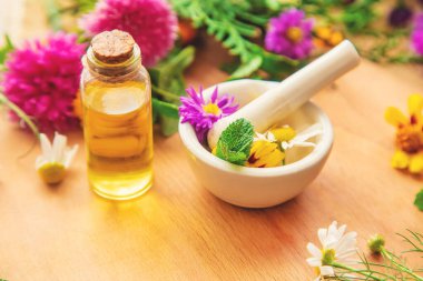 Küçük kavanozlarda Homeopati. Bitkisel özü. Seçici odaklanma. Doğa.