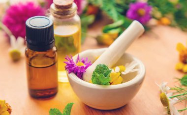 Küçük kavanozlarda Homeopati. Bitkisel özü. Seçici odaklanma. Doğa.