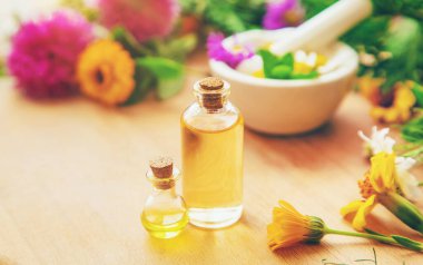 Küçük kavanozlarda Homeopati. Bitkisel özü. Seçici odaklanma. Doğa.