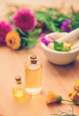 Küçük kavanozlarda Homeopati. Bitkisel özü. Seçici odaklanma. Doğa.