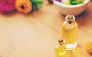 Küçük kavanozlarda Homeopati. Bitkisel özü. Seçici odaklanma. Doğa.