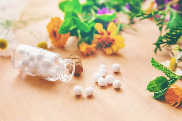 Homeopatía Frascos Pequeños Extracto Hierbas Enfoque Selectivo Naturaleza — Foto de Stock