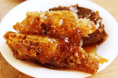 Bal, limon ve bir fincan çay. Seçici odaklanma.