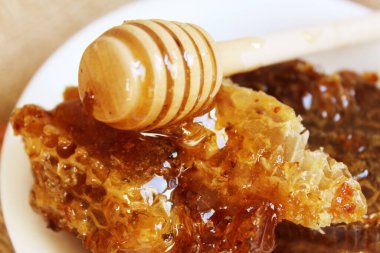 Bal, limon ve bir fincan çay. Seçici odaklanma.