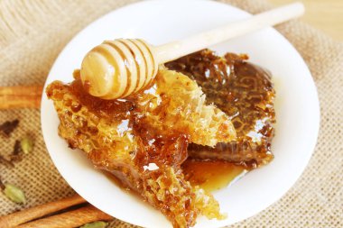 Bal, limon ve bir fincan çay. Seçici odaklanma.