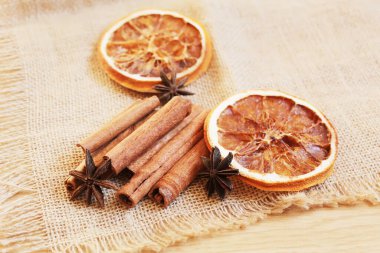 Bal, limon ve bir fincan çay. Seçici odaklanma.