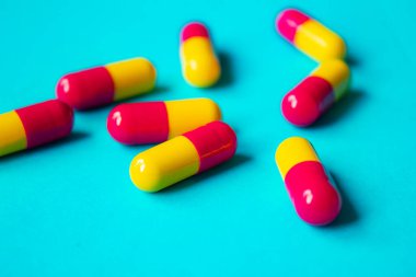 Haplar beyaz arka planda izole edilir. Seçici odak