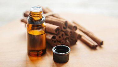 Küçük bir şişede tarçın yağı. Seçici odak.