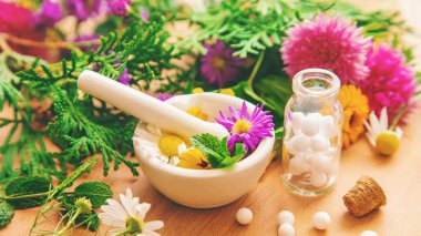 Küçük kavanozlarda Homeopati. Bitkisel özü. Seçici odaklanma. Doğa.