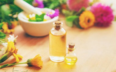 Küçük kavanozlarda Homeopati. Bitkisel özü. Seçici odaklanma. Doğa.