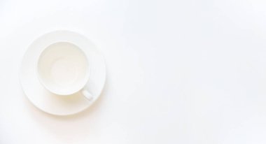 Beyaz arka planda boş beyaz bardak. Seçici odak.