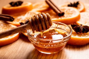 Tahta bir arka planda limon yıldızı anasonlu nane balı. Dokunulmazlık. Grip. Tedavi. Millet. seçici odak