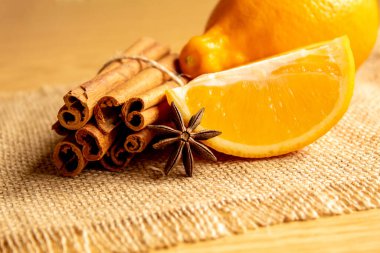 Tahta bir arka planda limon yıldızı anasonlu nane balı. Dokunulmazlık. Grip. Tedavi. Millet. seçici odak