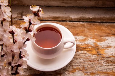 Ahşap zemin üzerinde limonlu ve naneli bir fincan çay. Seçici odaklanma. Dokunulmazlık. Grip. Tedavi. Folklor. seçici odak 