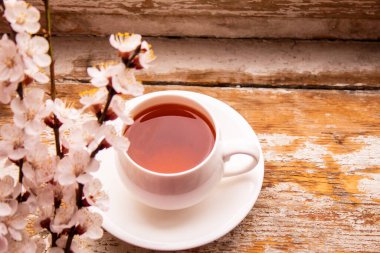 Ahşap zemin üzerinde limonlu ve naneli bir fincan çay. Seçici odaklanma. Dokunulmazlık. Grip. Tedavi. Folklor. seçici odak 