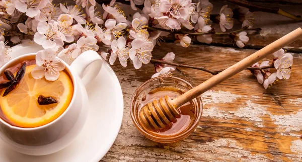 Tazza Con Limone Menta Uno Sfondo Legno Concentrazione Selettiva Immunità — Foto Stock