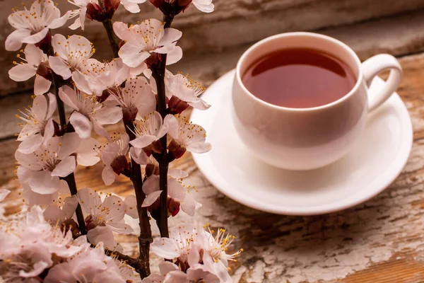 Ahşap zemin üzerinde limonlu ve naneli bir fincan çay. Seçici odaklanma. Dokunulmazlık. Grip. Tedavi. Folklor. seçici odak 