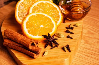 Tahta bir arka planda limon yıldızı anasonlu nane balı. Dokunulmazlık. Grip. Tedavi. Millet. seçici odak