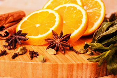 Tahta bir arka planda limon yıldızı anasonlu nane balı. Dokunulmazlık. Grip. Tedavi. Millet. seçici odak