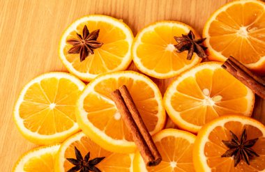 Tahta bir arka planda limon yıldızı anasonlu nane balı. Dokunulmazlık. Grip. Tedavi. Millet. seçici odak