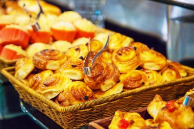 Tatlı ve meyve büfesi. seçici odak