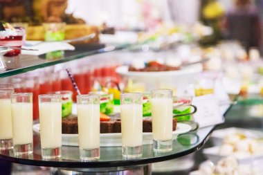 Tatlı ve meyve büfesi. seçici odak