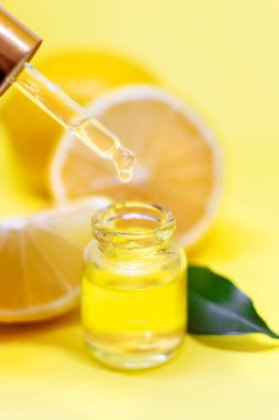 Sarı arka planda limon yağı. Seçici odak.