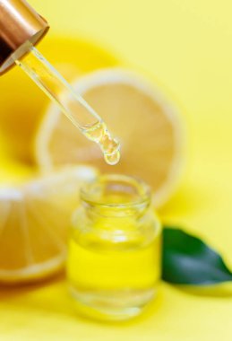 Sarı arka planda limon yağı. Seçici odak.