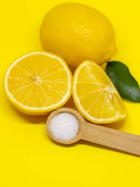 Sarı arka planda sitrik asit. Seçici odak.