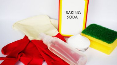 Bir soda limonu eldiveni ve beyaz arka planda bir sünger.