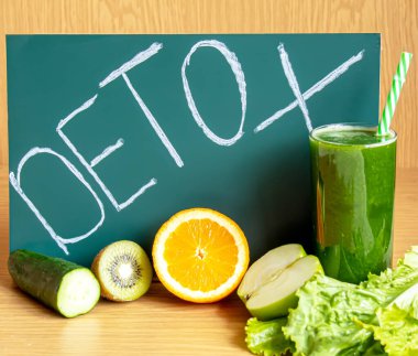 Yeşil sağlık kokteyli. Yaprak salatası. Bir elma. Kivi. Lemon. Detoks günü. Zayıflatma ve tüy ayıklama. Sağlıklı beslenme Seçici odak