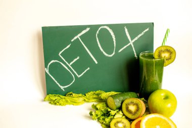 Yeşil sağlık kokteyli. Yaprak salatası. Bir elma. Kivi. Lemon. Detoks günü. Zayıflatma ve tüy ayıklama. Sağlıklı beslenme Seçici odak