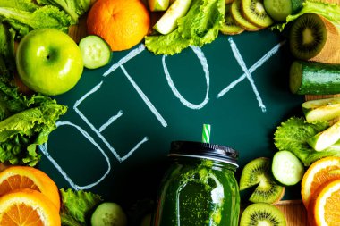 Yeşil sağlık kokteyli. Yaprak salatası. Bir elma. Kivi. Lemon. Detoks günü. Zayıflatma ve tüy ayıklama. Sağlıklı beslenme Seçici odak