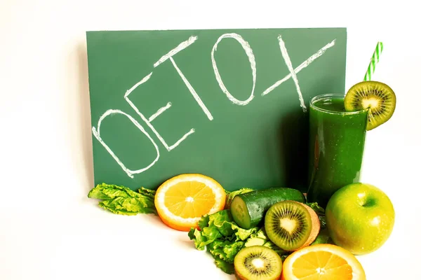 绿色健康鸡尾酒 叶子沙拉 猕猴桃柠檬 排毒日 瘦身和除渣 健康饮食的选择性重点 — 图库照片