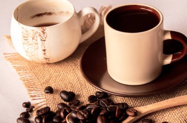 Kahve telvesinde fal baktırmak. seçici odak