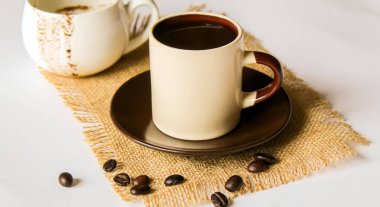 Türk kahvesi, ahşap kaşıkta kahve çekirdekleri, kahverengi, anasonlu seçici odak.