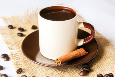 Türk kahvesi, ahşap kaşıkta kahve çekirdekleri, kahverengi, anasonlu seçici odak.