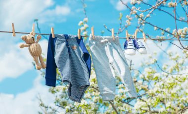 Bebek kıyafetleri sokakta kuruyor. Seçici odak.