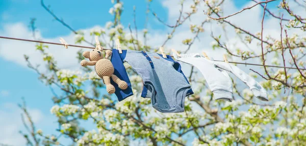 Babykleidung Trocknet Auf Der Straße Selektiver Fokus — Stockfoto