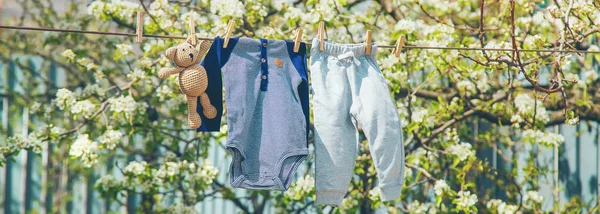 Babykleidung Trocknet Auf Der Straße Selektiver Fokus — Stockfoto