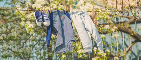 Babykleidung Trocknet Auf Der Straße Selektiver Fokus — Stockfoto