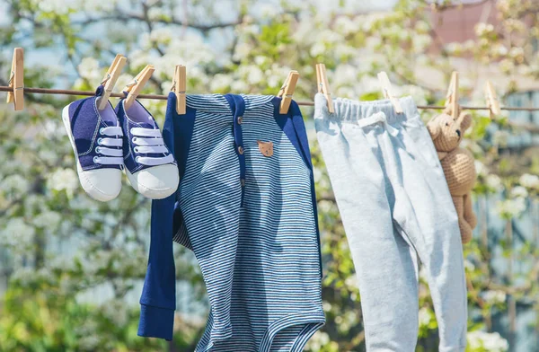 Babykleidung Trocknet Auf Der Straße Selektiver Fokus — Stockfoto