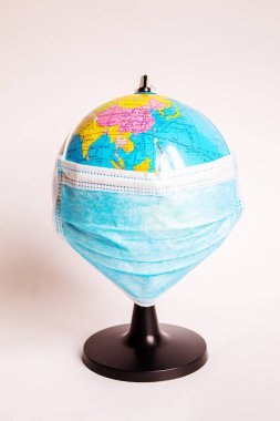 Maskeli dünya. Dünya koronavirüs salgını. Seçici odak.