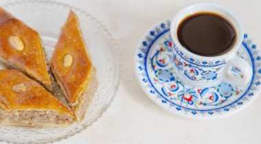 Hafif arka planda Türk kahvesi ve baklavası. Seçici odaklanma. Doğa.