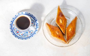 Hafif arka planda Türk kahvesi ve baklavası. Seçici odaklanma. Doğa.